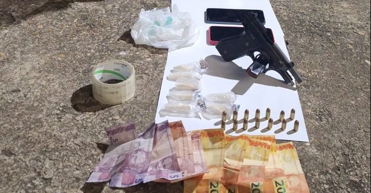 Após tentativa de fuga, homem é preso com arma e drogas em Porto Real
