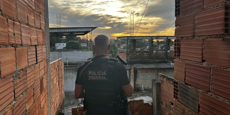 Homem é preso por armazenar conteúdo de abuso infantil no celular