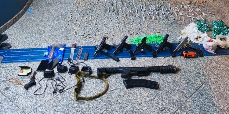 Grupo é preso com arsenal e drogas em Barra do Piraí