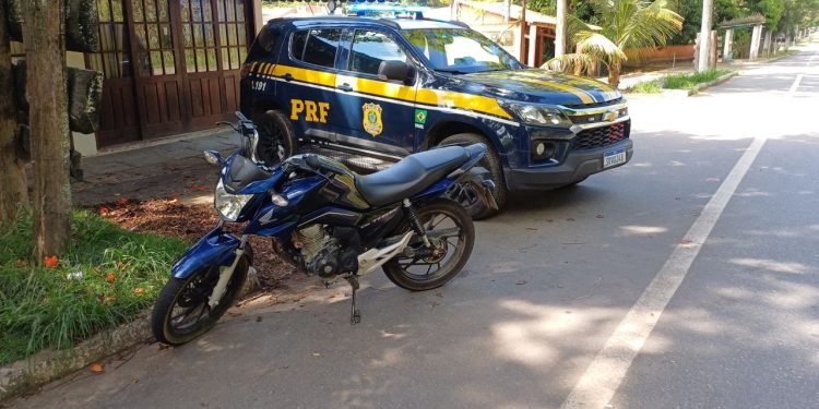 Motocicleta furtada é recuperada e condutor é preso em Resende