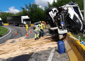 Dutra: Caminhão frigorífico tomba e interdita pista de descida da Serra das Araras