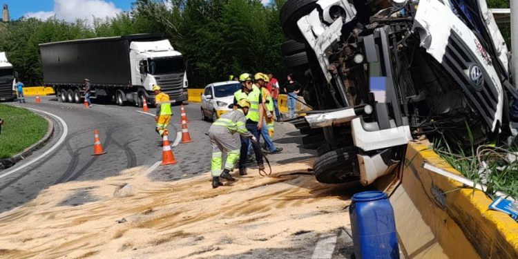 Dutra: Caminhão frigorífico tomba e interdita pista de descida da Serra das Araras