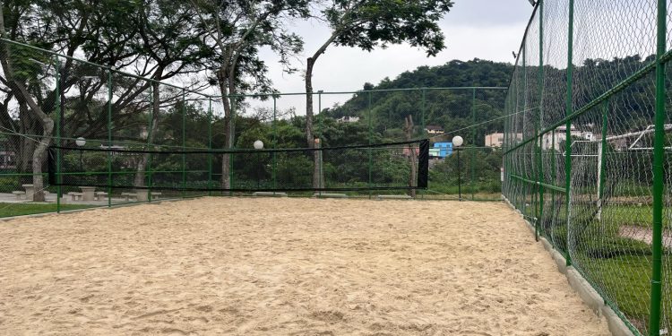 Barra Mansa inaugura quadra de areia no bairro Roberto Silveira