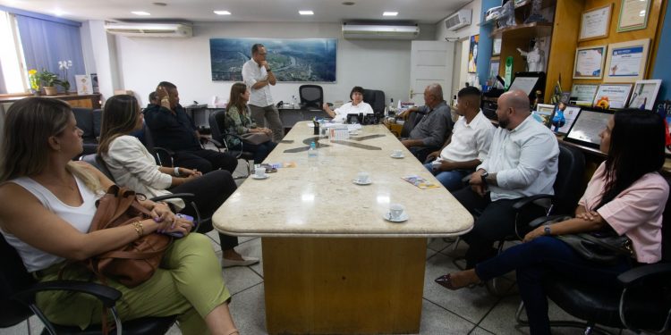 Neto recebe comitiva de Maricá e apresenta projetos para a Melhor Idade de Volta Redonda