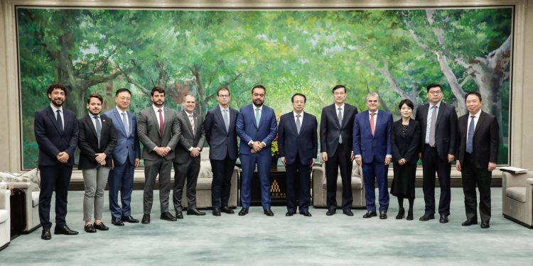Cláudio Castro se reúne com investidores chineses e incentiva instalação de empresa de energia renovável no RJ