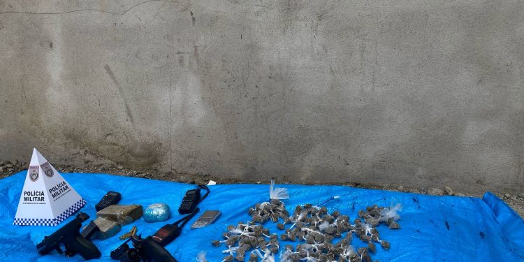 Suspeito é preso com armas e drogas em operação da PM em Barra Mansa