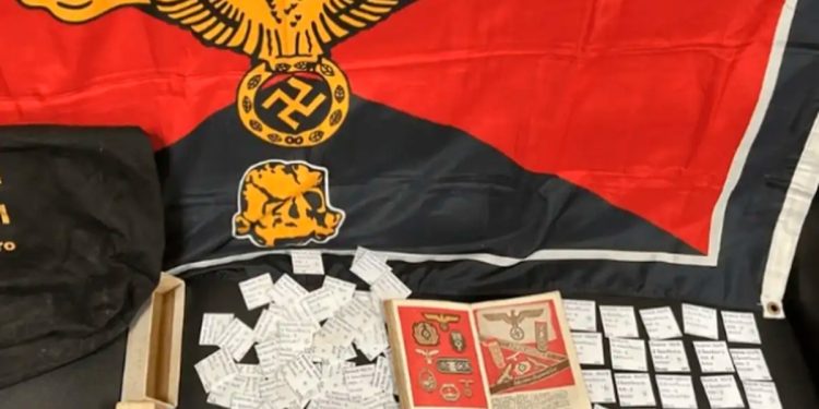 Homem de 70 anos é preso por comercializar símbolos nazistas no Rio