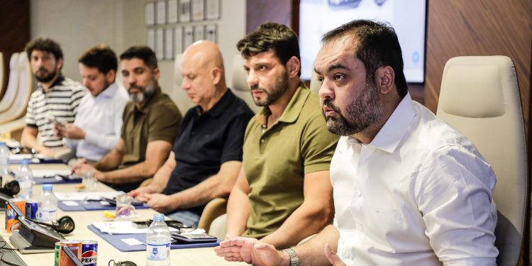 Nos Emirados Árabes, Claudio Castro visita fábrica de drones e veículos blindados destinados à remoção de barricadas