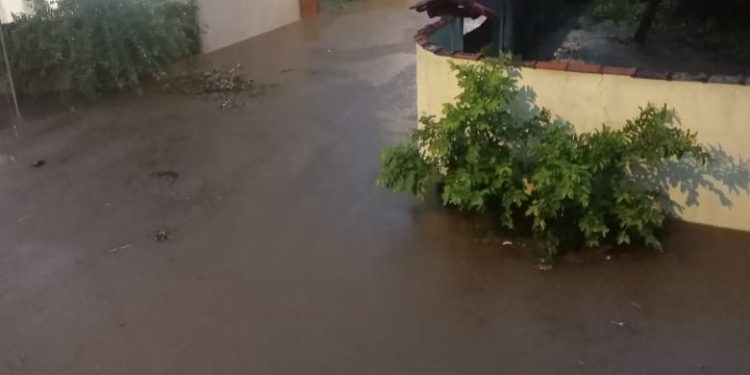 Angra: rios Japuíba e Caputera transbordam; desalojados chegam a 115