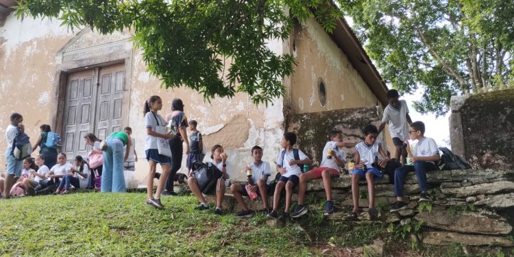 Alunos de Quatis visitam Quilombo de Santana em projeto sobre cultura afro-brasileira
