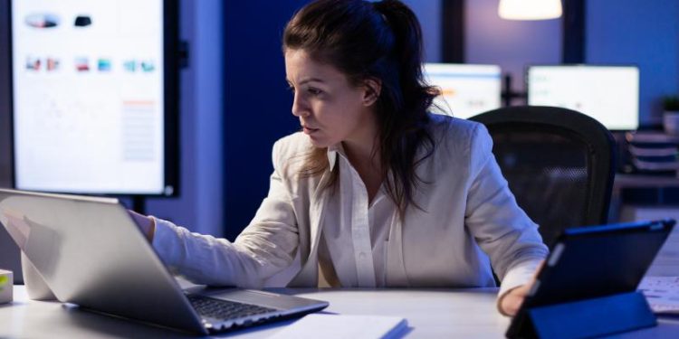 Mulheres no mercado de trabalho ainda enfrentam barreiras apesar de avanços