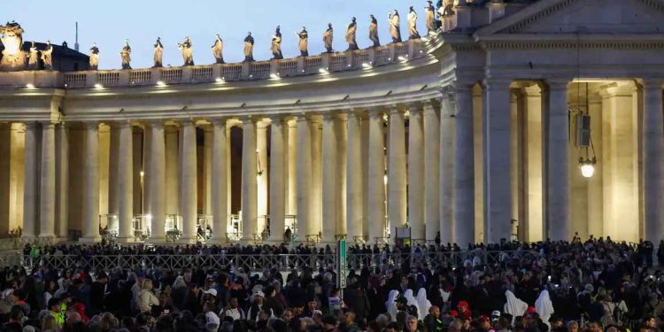 Vaticano tem fumaça preta após nova votação