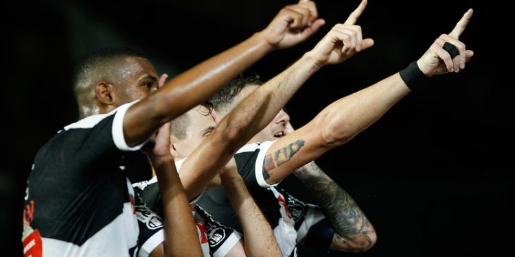 Com dois gols de Vegetti e um de Nuno, Vasco vence o Fortaleza em São Januário