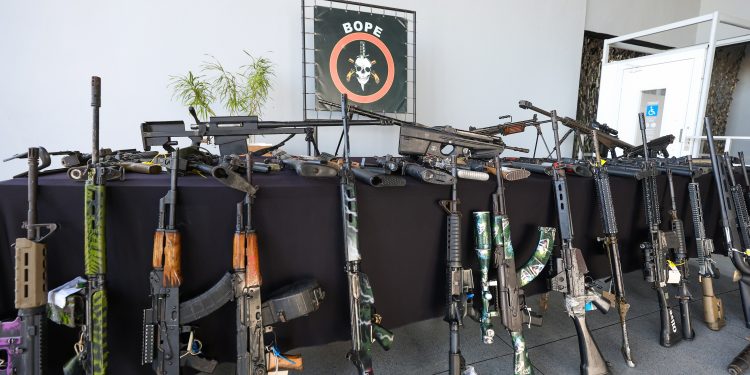Polícia Militar do RJ diz que 95% dos fuzis apreendidos em 2024 são de fabricação estrangeira