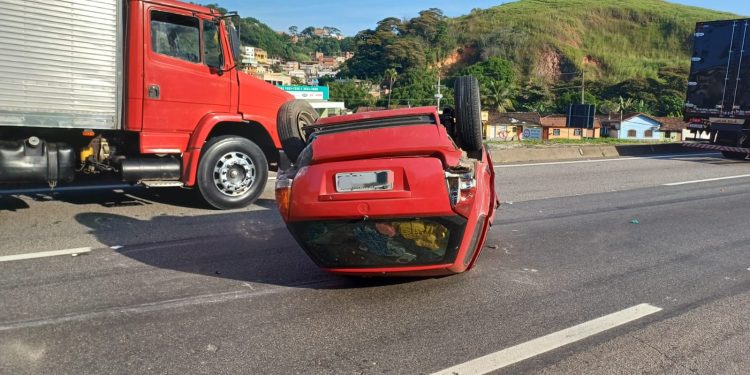 Capotamento sem vítimas é registrado na Dutra, em Barra Mansa