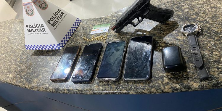 Polícia Militar prende dupla por série de roubos na BR-101, em Angra dos Reis