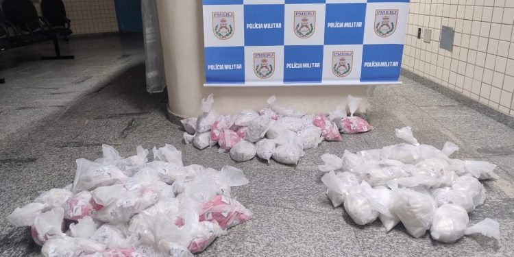 Motorista de aplicativo é preso em flagrante com mais de 10 mil pinos de cocaína em Piraí
