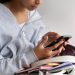 Celular nas escolas: quatro meses de lei trazem reflexões e ajustes no dia a dia