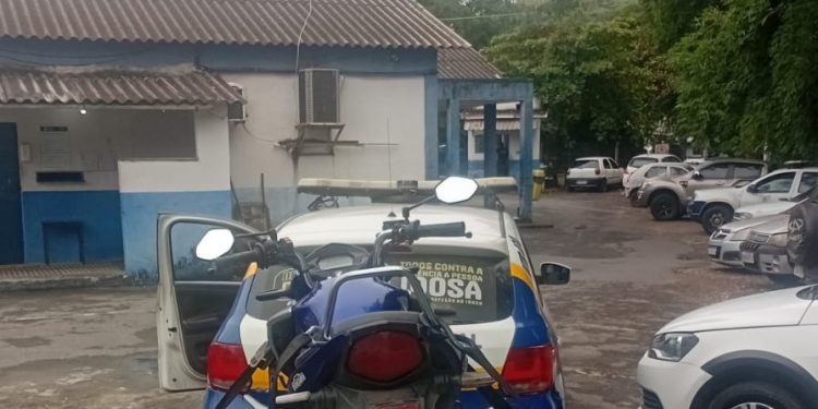 Condutor inabilitado é flagrado em alta velocidade e tem moto apreendida em Volta Redonda