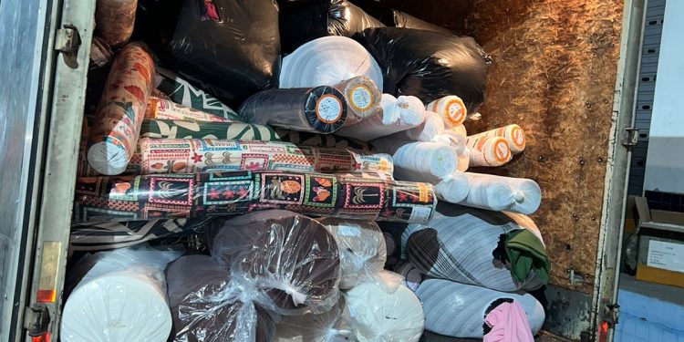 Duas toneladas de produtos com indícios de falsificação são apreendidas na Dutra, em Itatiaia