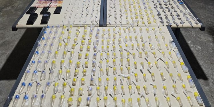 Polícia Militar prende quatro suspeitos de tráfico de drogas em Volta Redonda