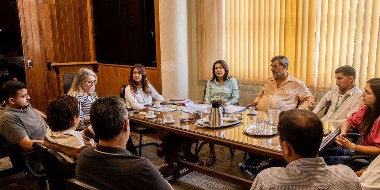 Katia Miki e Rosi Silva discutem soluções para trecho interditado na RJ-137