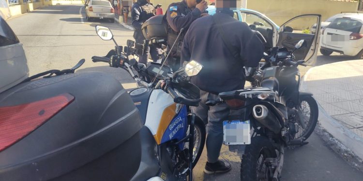 Homem é preso com moto clonada após ser flagrado por câmeras em Volta Redonda