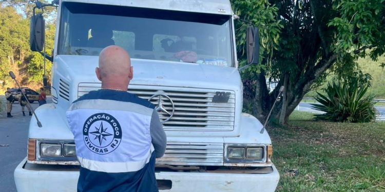 Operação Foco Divisas recupera carreta roubada em Minas Gerais
