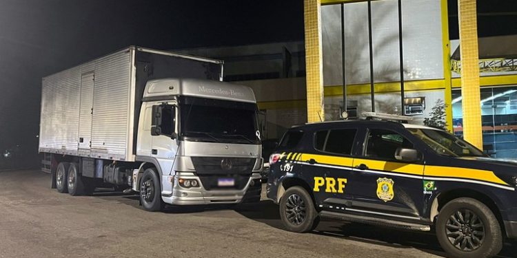 PRF apreende caminhão com peças de veículos roubados na Dutra, em Barra Mansa
