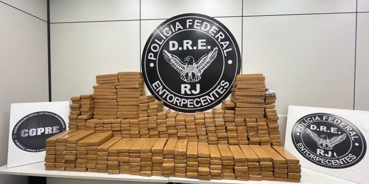 PF apreende meia tonelada de maconha escondidas em carga de alimentos na Dutra