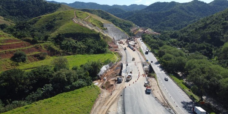 Dutra: Liberação do viaduto na Serra das Araras é adiada para sábado devido ao mau tempo
