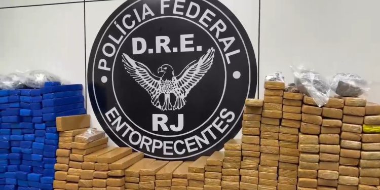 Quase uma tonelada de drogas é apreendida pela PF na Dutra, em Resende