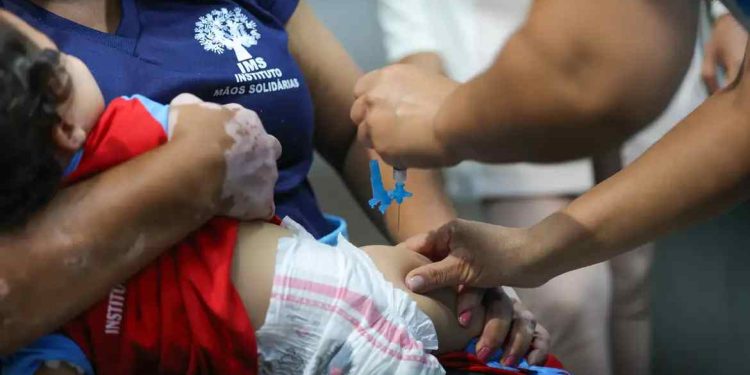 Vacinação é essencial para proteger crianças e idosos de vírus respiratórios no RJ