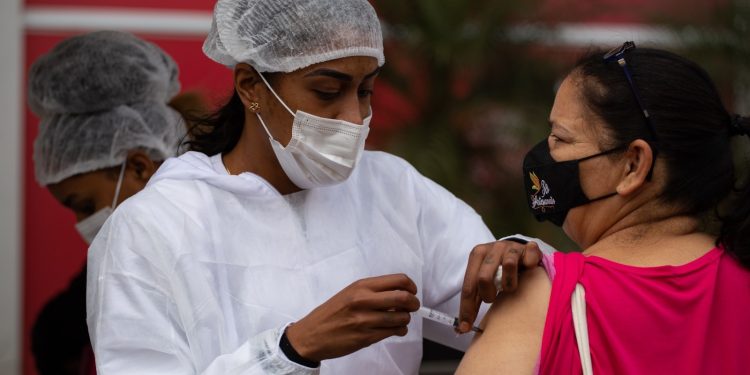Volta Redonda realiza vacinação contra a Influenza nas feiras livres