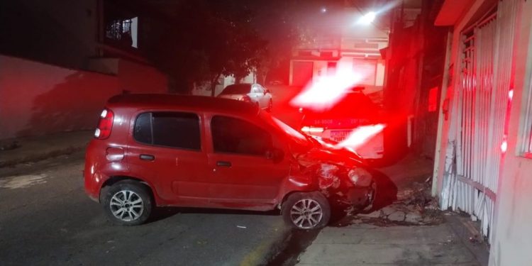 Suspeitos colidem carro durante fuga e são flagrados com armas em Barra Mansa