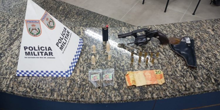Resende: Homem é preso por tráfico de drogas e porte ilegal de arma em Engenheiro Passos