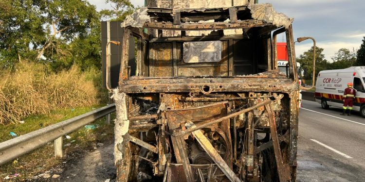 Motorista morre atropelado após carreta pegar fogo na Dutra, em Volta Redonda