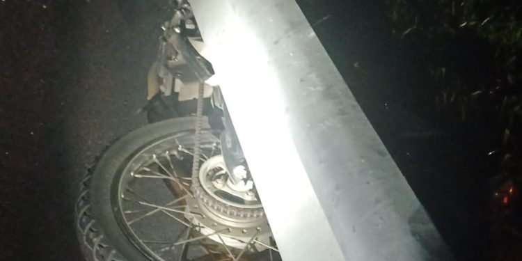 Motociclista morre após cair e bater em defensa metálica na Dutra, em Resende