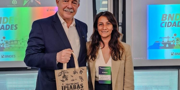 Prefeita de Barra do Piraí discute investimentos no turismo com Embratur e BNDES