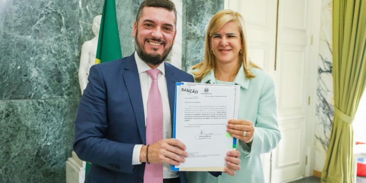 Governador Rodrigo Bacellar sanciona leis que fortalecem a advocacia no RJ