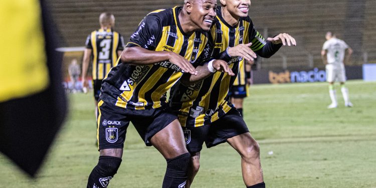 Voltaço vence o América-MG no Raulino de Oliveira