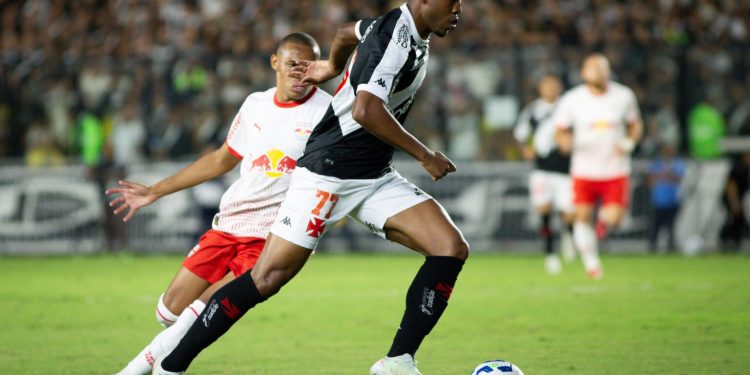 Em São Januário, Vasco é derrotado pelo RB Bragantino e pode dormir no Z4