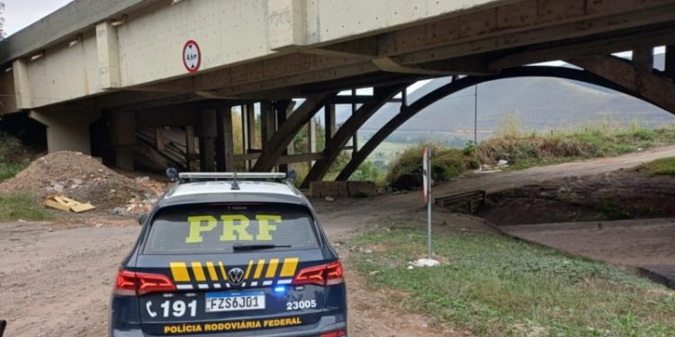 Corpo de homem amordaçado é encontrado na Dutra, em Barra Mansa