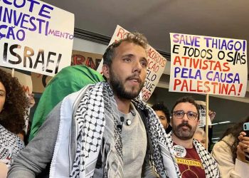 Thiago Ávila chega ao Brasil após dois dias em solitária e é acolhido por grupo pró-Palestina