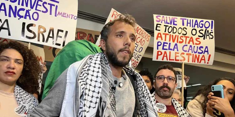 Thiago Ávila chega ao Brasil após dois dias em solitária e é acolhido por grupo pró-Palestina