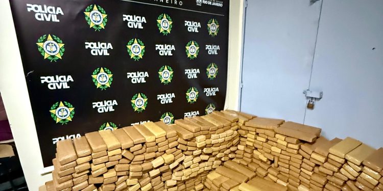 Polícia Civil apreende uma tonelada de drogas em caminhão-tanque, em Levy Gasparian