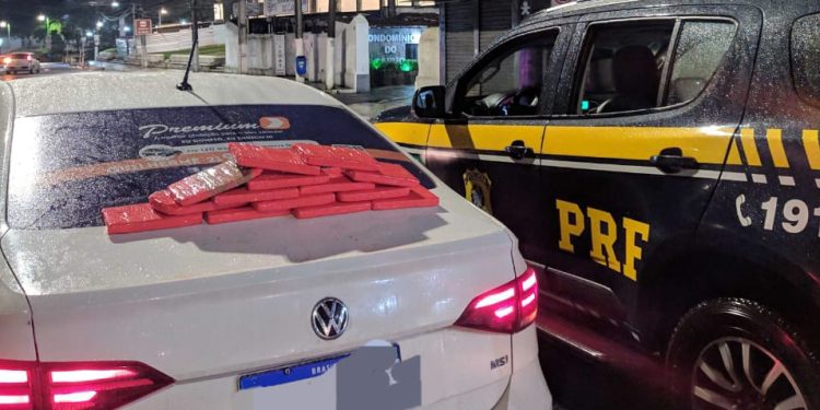 Motorista é preso com 16 kg de cocaína na Rio-Santos, em Angra dos Reis