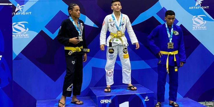 Jovem de Angra dos Reis vence campeonato de jiu-jitsu no Rio e se prepara para torneios internacionais