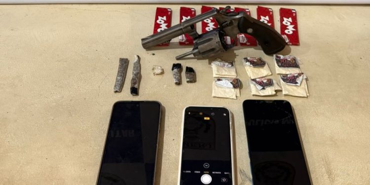 Polícia Militar prende trio por tráfico de drogas e apreende arma em Valença