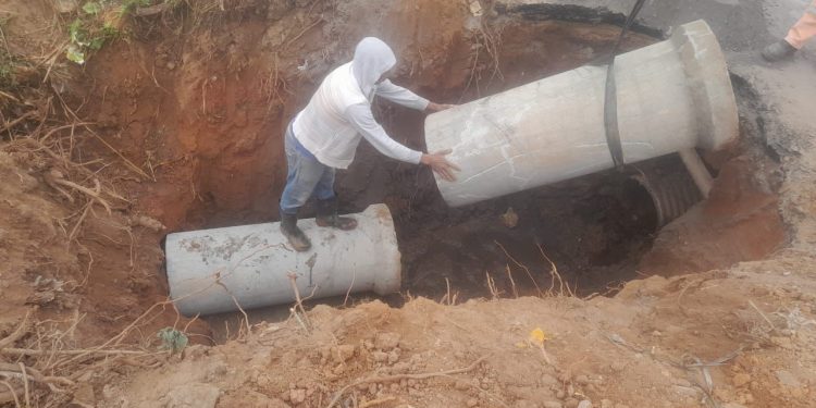 Barra do Piraí substitui manilhas rompidas no bairro Areal